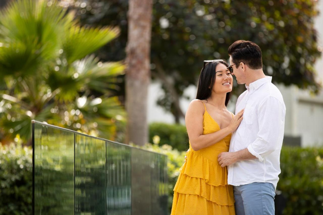 Pullman Magenta Shores Resort Entrance Exterior photo A couple in love