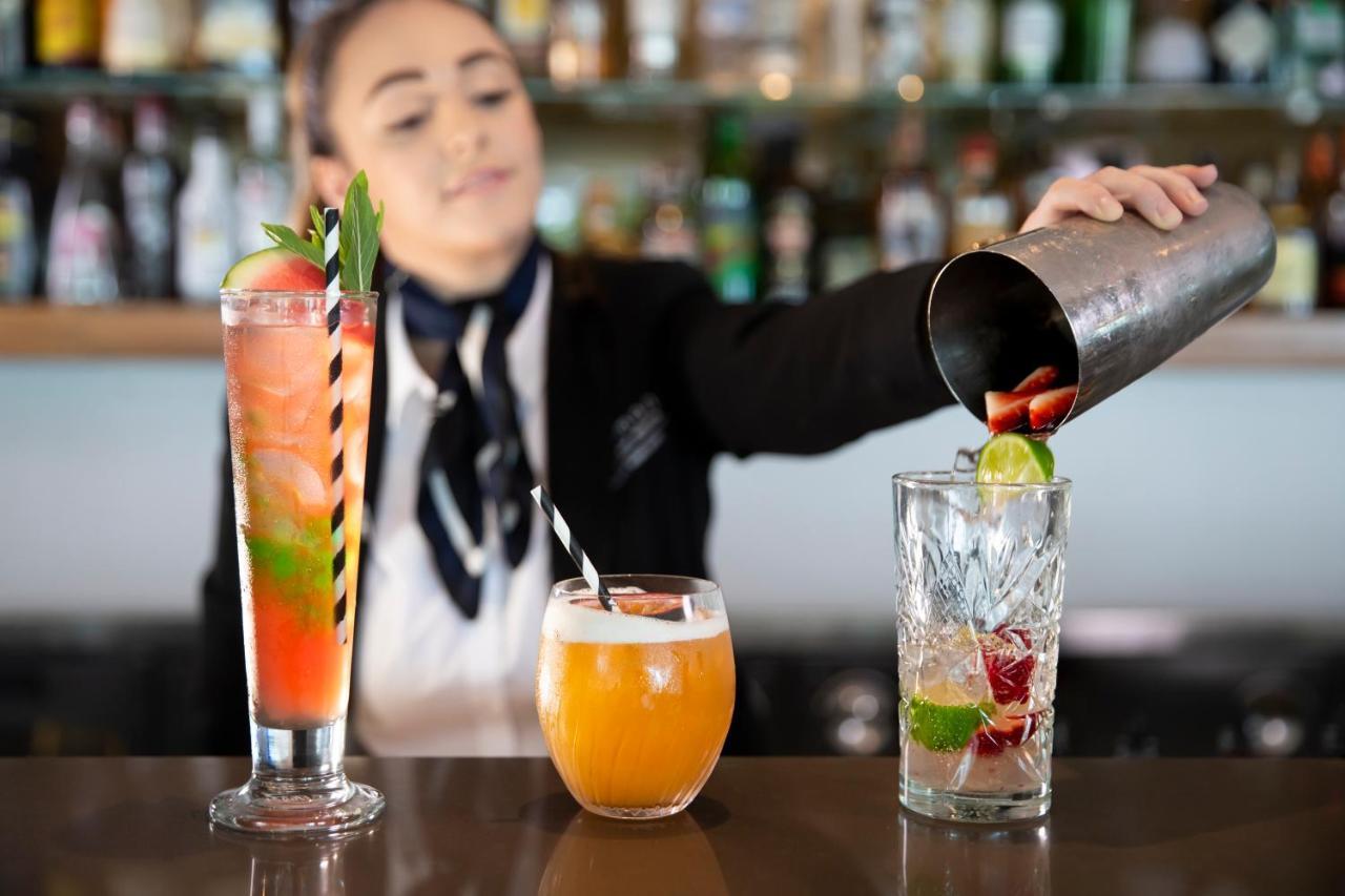 Pullman Magenta Shores Resort Entrance Exterior photo A bartender pouring a drink