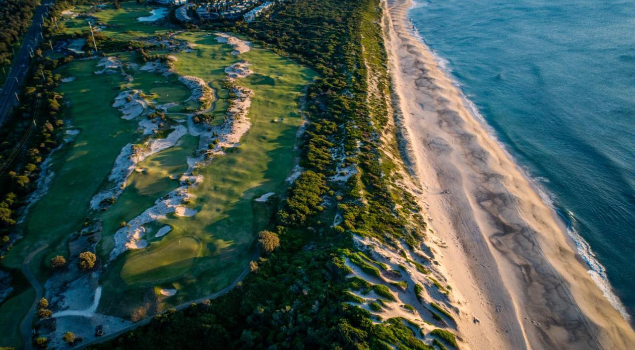 Pullman Magenta Shores Resort Entrance Exterior photo Aerial view of the 18th hole at the 2018 U.S. Open